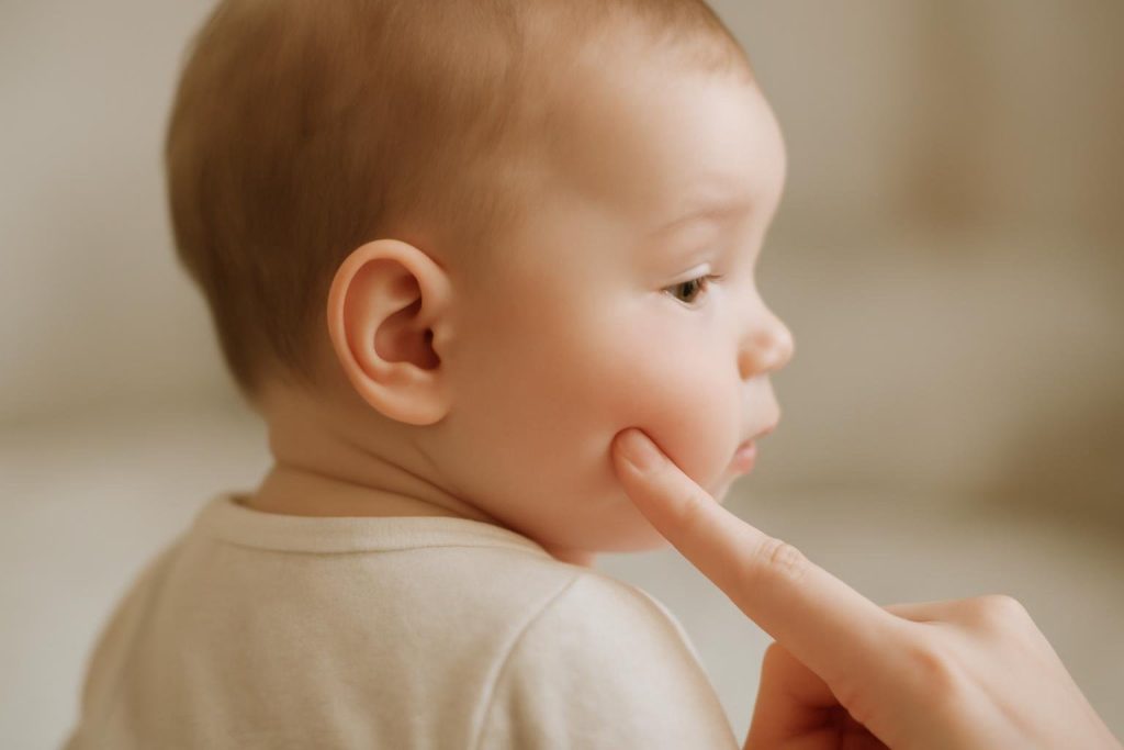 bebe-profil-doigt-joue-flou